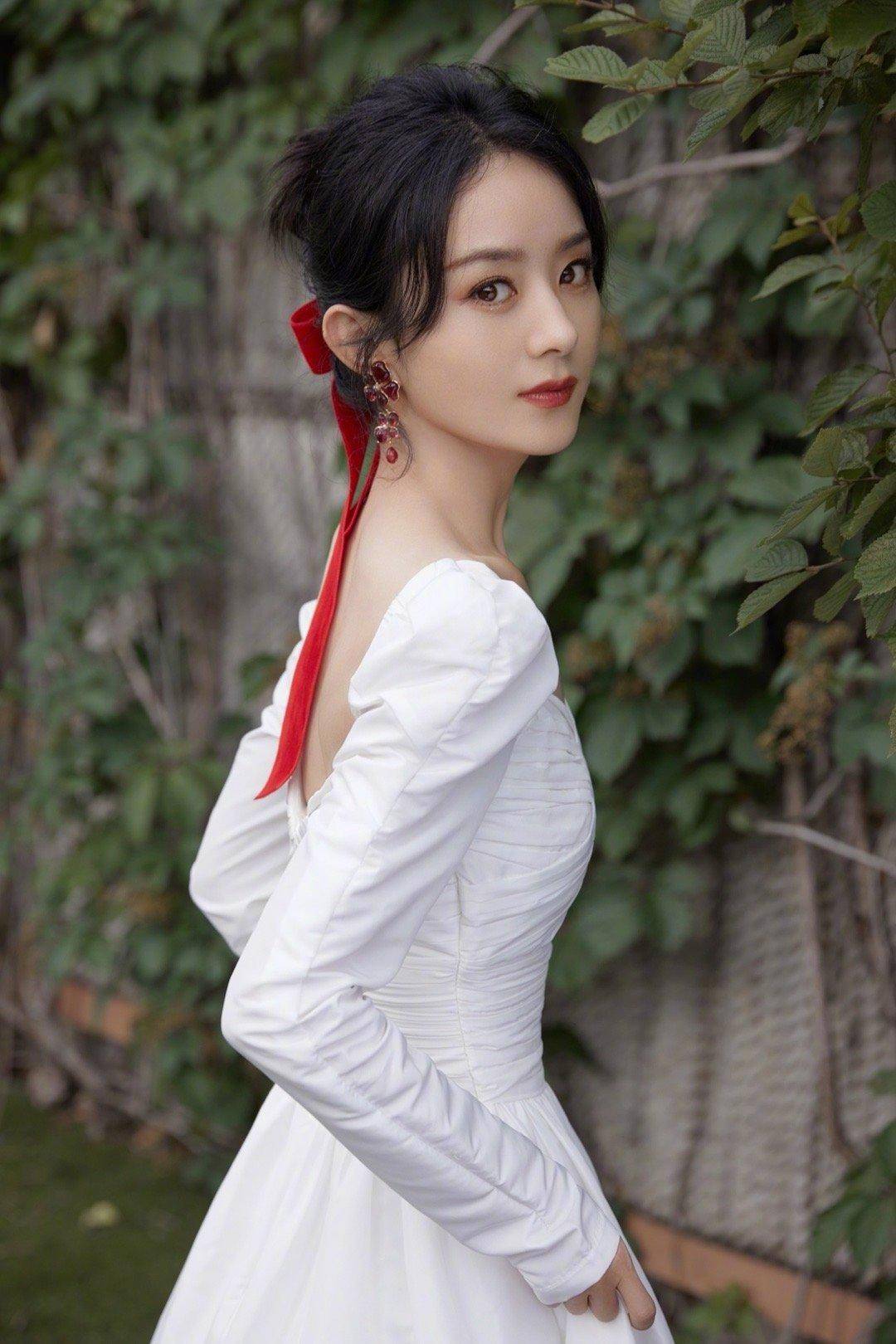 女孩子|梅婷太懂给穿搭做减法，穿白色连衣裙优雅高贵，简约却高级