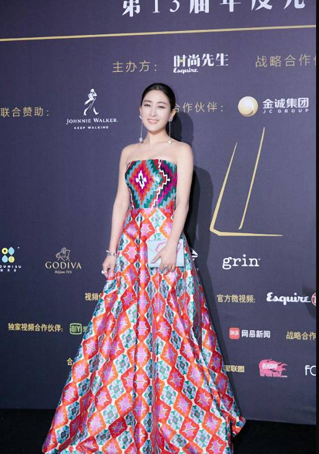 马苏|马苏终于惊艳了一回，穿印花抹胸裙配中分盘发，气质也变高级了