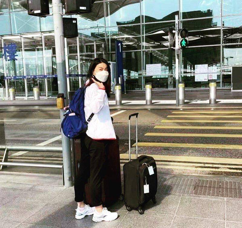 跳水|郭晶晶奥运追星成功！穿评委工作服忙合影摆爱心，跳水女王变迷妹