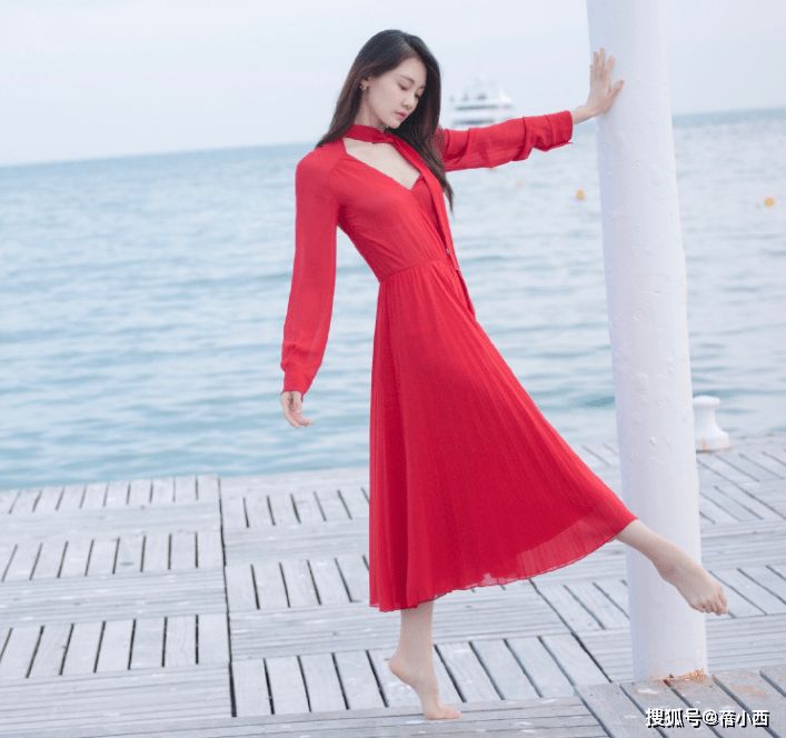 赫本|郑恺真是娶了个“美娇妻”，苗苗穿白色现“赫本式优雅”，太漂亮
