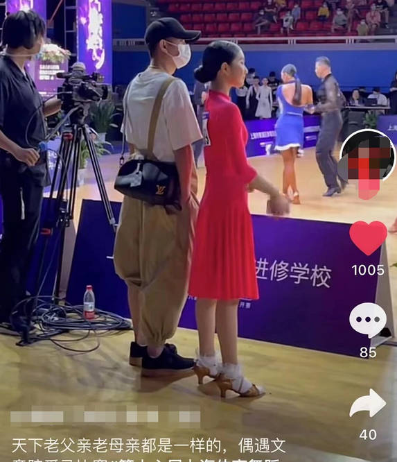马伊琍|新女友获认可？文章疑带女友陪爱马比赛，她打扮时髦身材超性感
