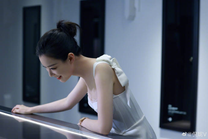 张艺谋|倪妮白色修身礼服,优美曲线展现“完美身材”,不愧是张艺谋看中的演员
