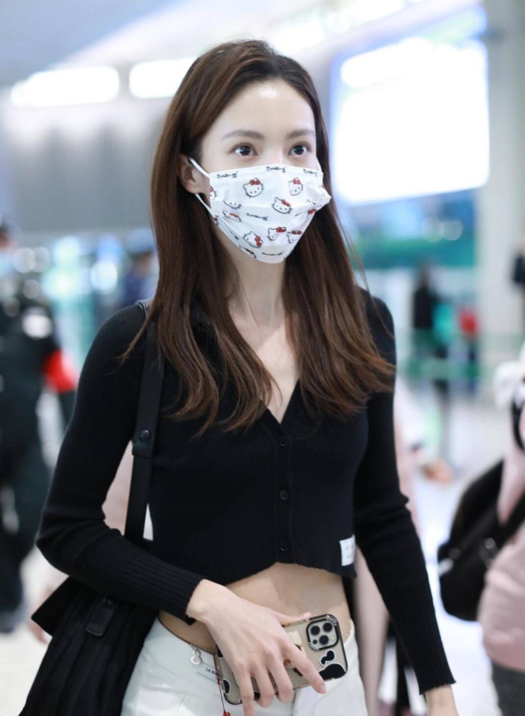 设计|金晨穿“短衫”配紧身裤走上街头，秀完美身材曲线，引领时尚潮流