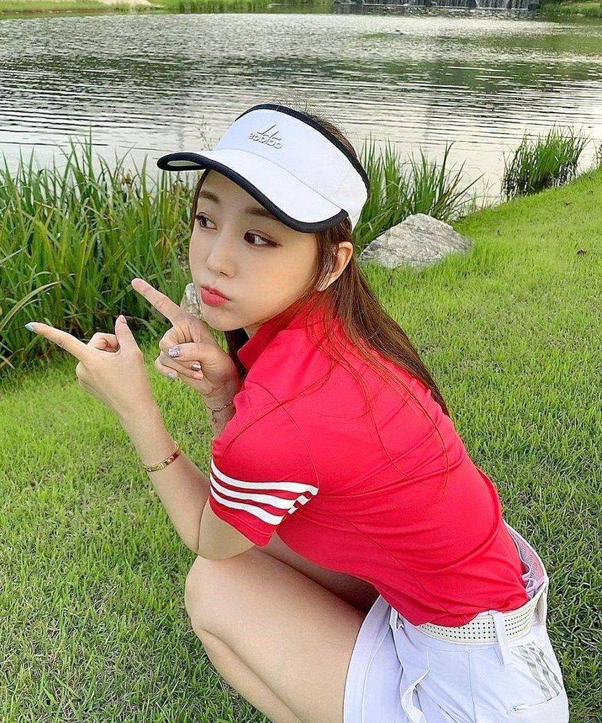 青春|美女脚上搭配着一双优雅的尖头高跟鞋，显得更加的青春更加的魅力