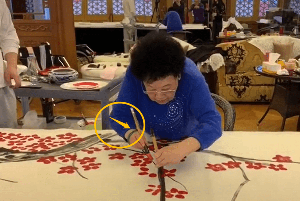 陈丽华|迟重瑞陪老婆绘画被拍，陈丽华老态龙钟，但戴翡翠手镯气质高贵！