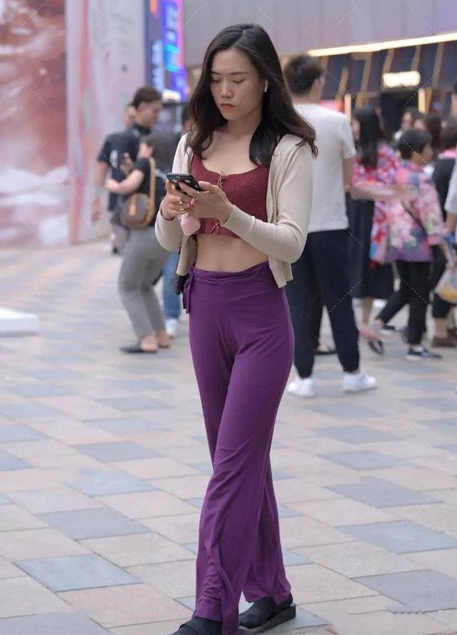 丝袜|粉色丝绒紧身裙，简约美丽，充满女性魅力