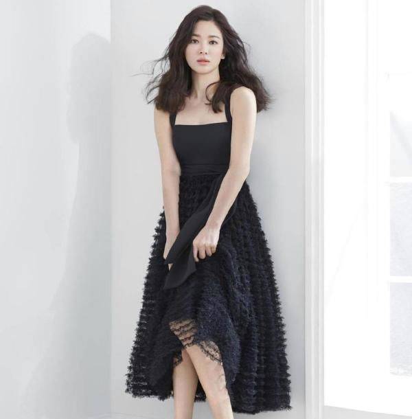 通身|宋慧乔离婚后终于又美回来，穿高领针织衫配短裤，洋气又高级