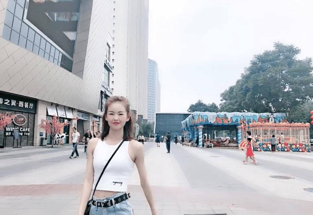 杨家玉|“田径女神”杨家玉私下很会穿,背心配破洞裤,身材比明星还优越