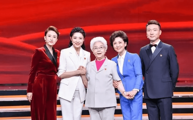 服装|张蕾才是真正不老女神，穿红色丝绒连体裤亮相，时髦洋气，太惊艳