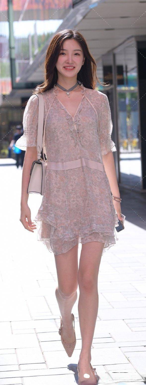 设计|青春有型的连衣裙穿搭充满优美曲线，拉伸身材曲线，突显档次