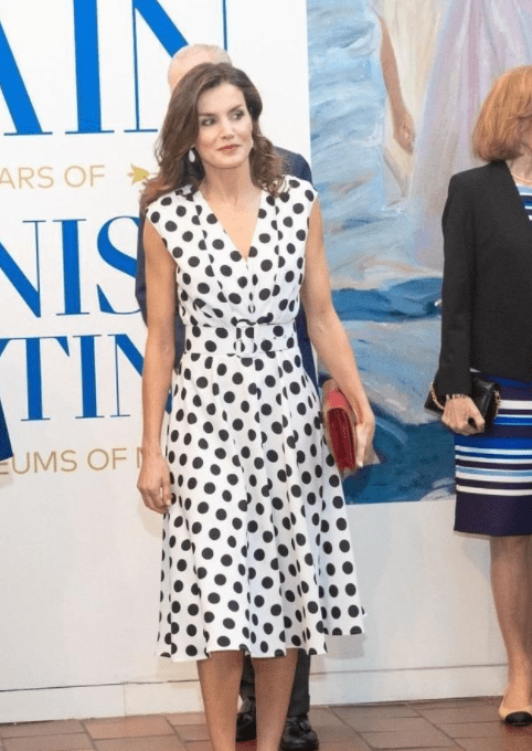 设计|西班牙王后穿挂脖波点连衣裙，微露香肩真惊艳好似梦露，迷倒国王