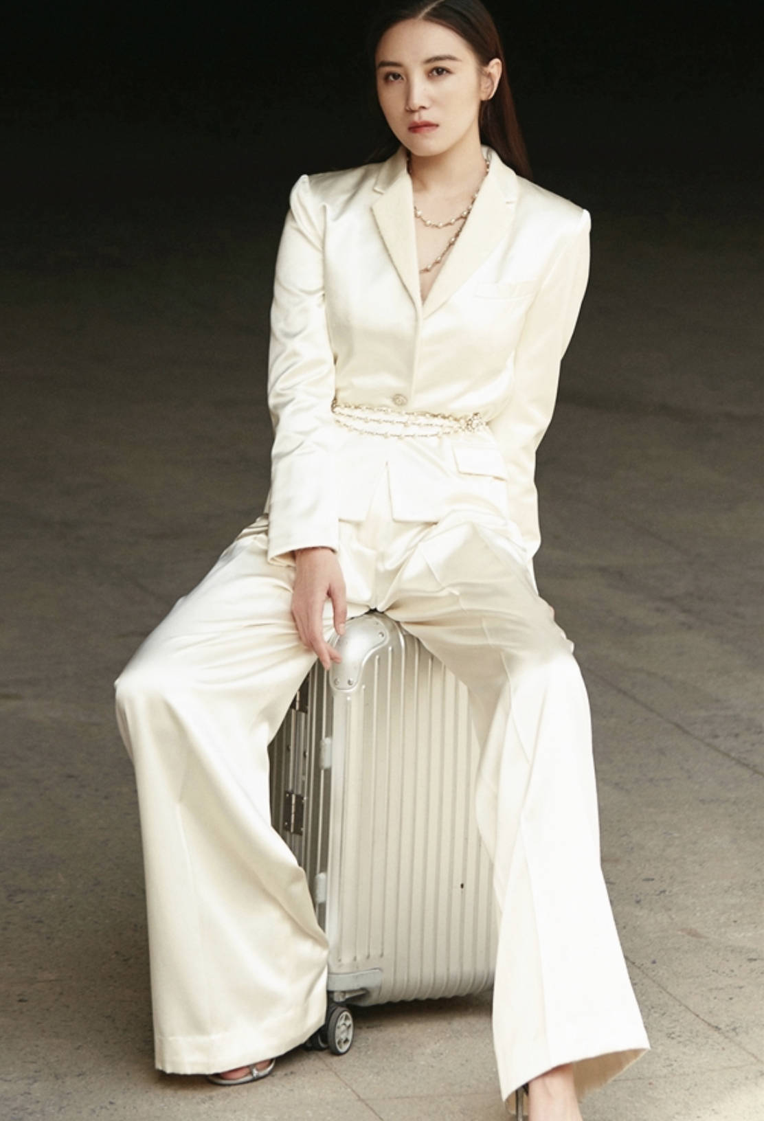 长度|宋佳低调走机场，穿皱巴巴西装没一点架子，素颜出镜气质也高级