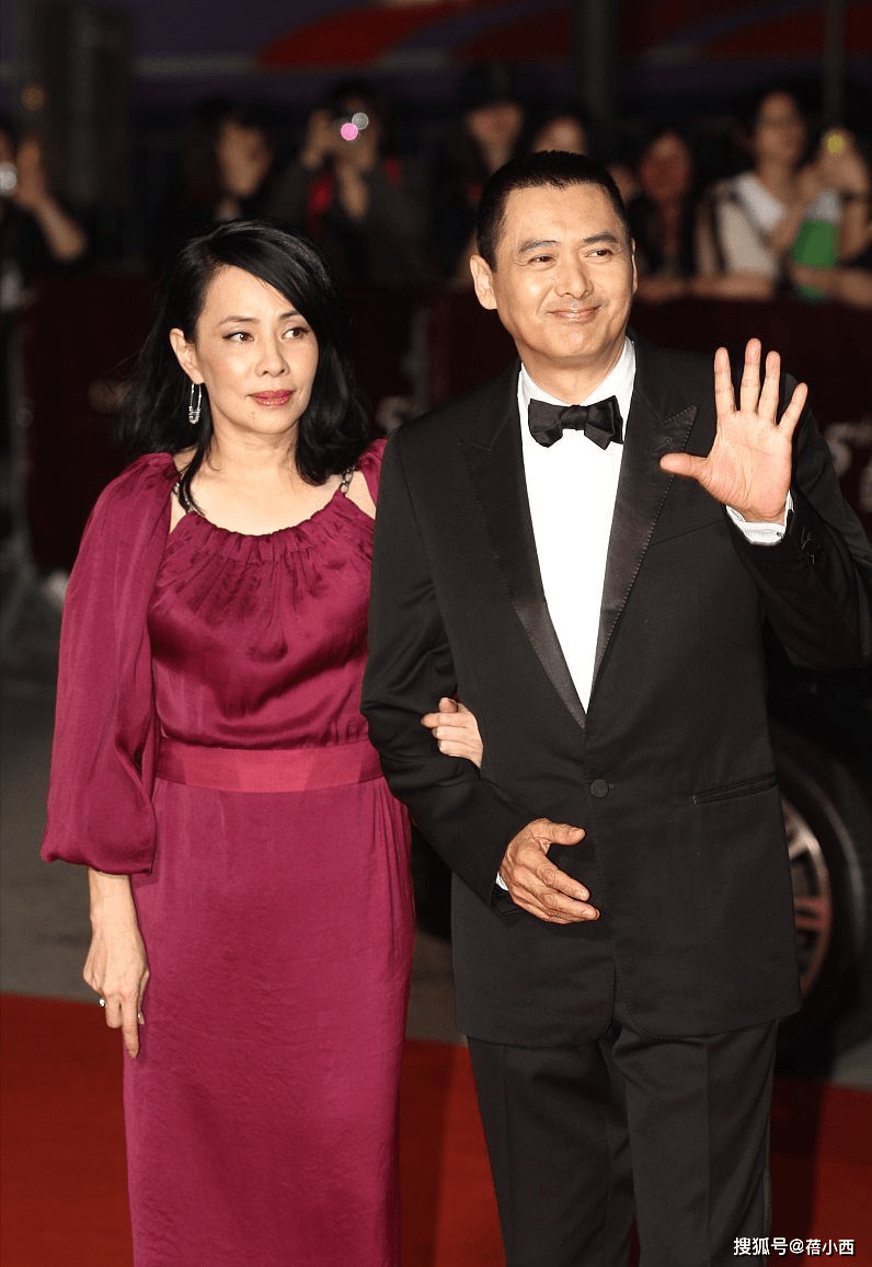 方面|周润发老婆陈荟莲终于不梳“道姑头”了，穿酒红色连衣裙气质优雅