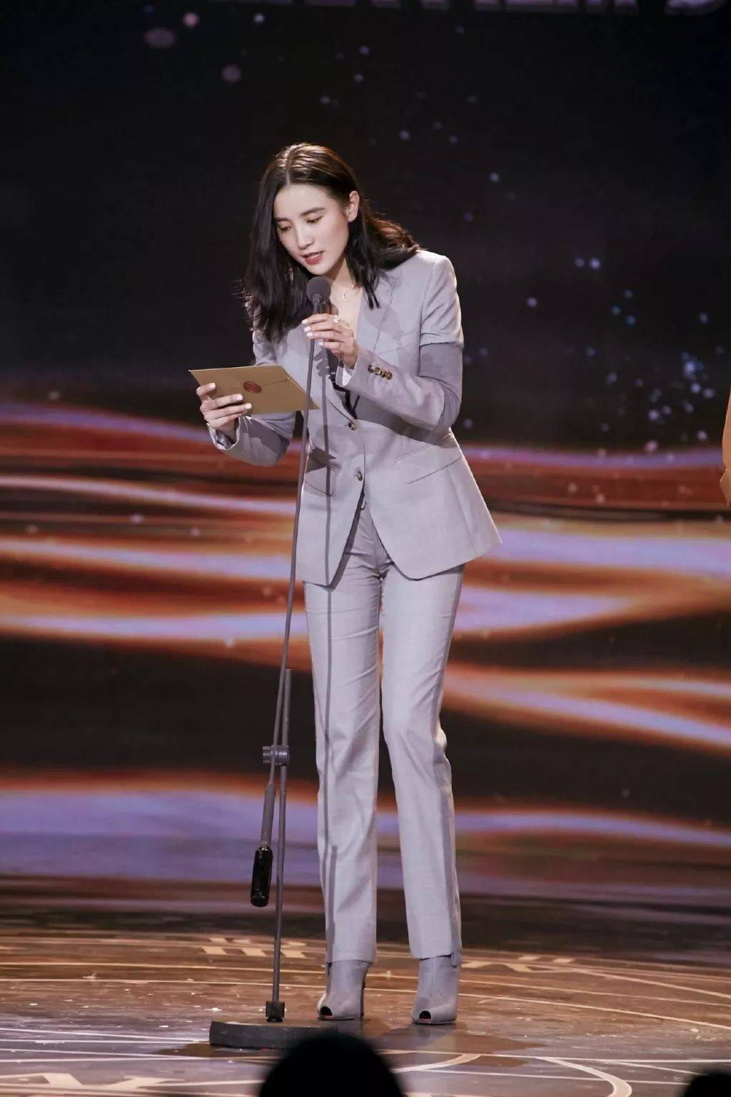 长度|宋佳低调走机场，穿皱巴巴西装没一点架子，素颜出镜气质也高级