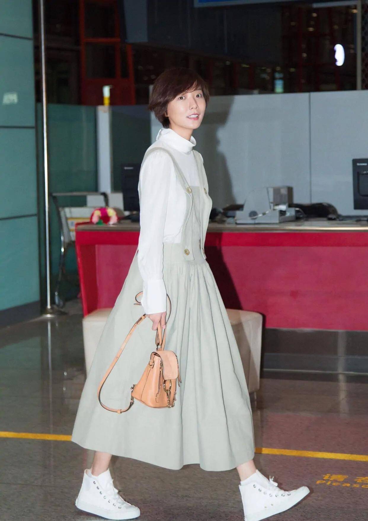 高领衫|王珞丹真会玩，别人穿背带裙搭T恤走减龄风，她搭高领衣气质满满