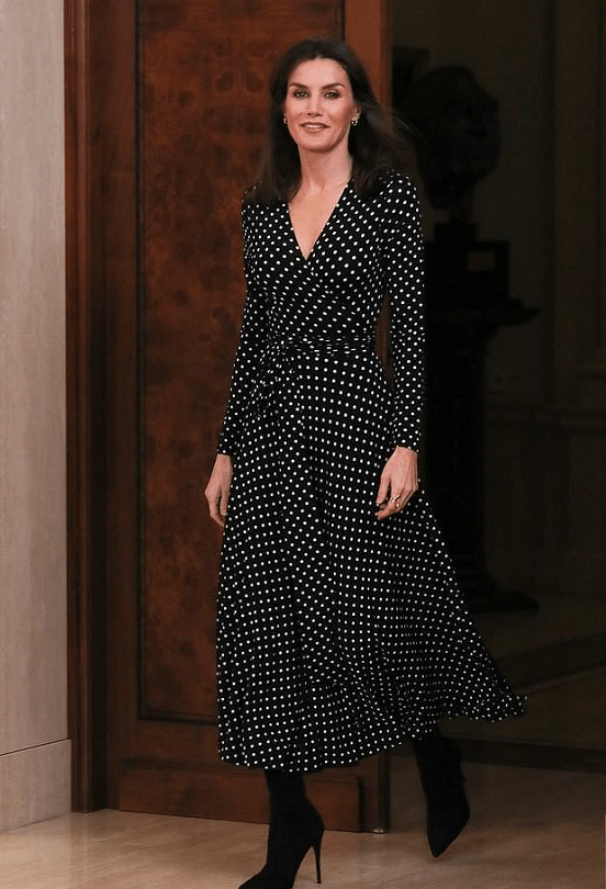 设计|西班牙王后穿挂脖波点连衣裙，微露香肩真惊艳好似梦露，迷倒国王