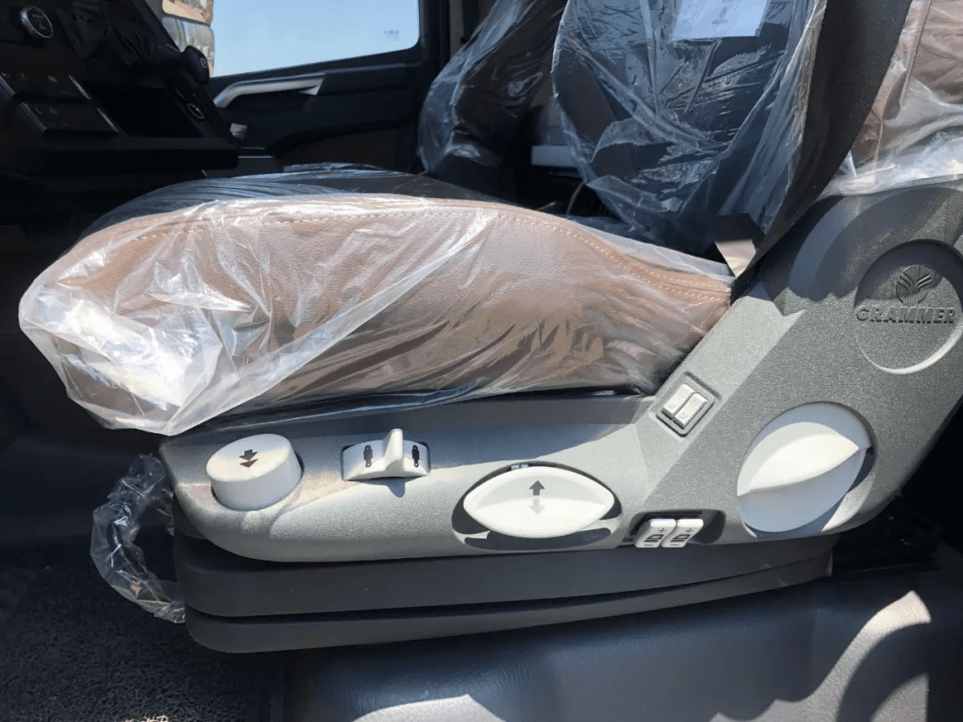 主驾驶配备了与欧系品牌卡车主流使用的德国格拉默座椅,双级腰部支撑