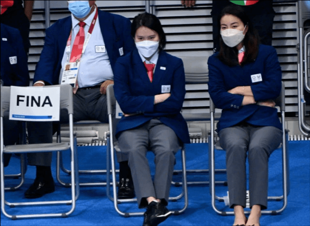 郭晶晶|郭晶晶竟变小迷妹！与双金得主合影却美成主角，留齐肩短发嫩成学生