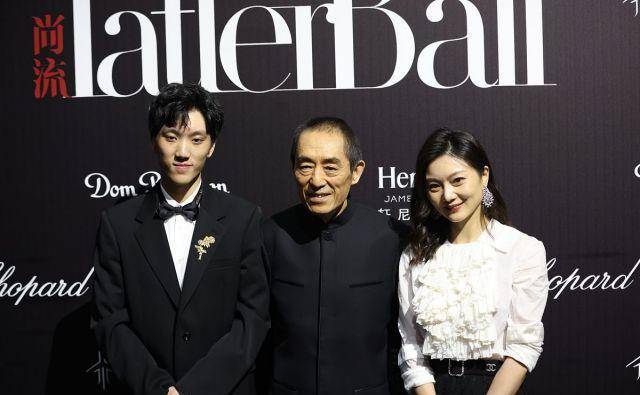 设计|张艺谋携娇妻和儿子亮相，陈婷穿5万多白色上衣出席，气质好优雅