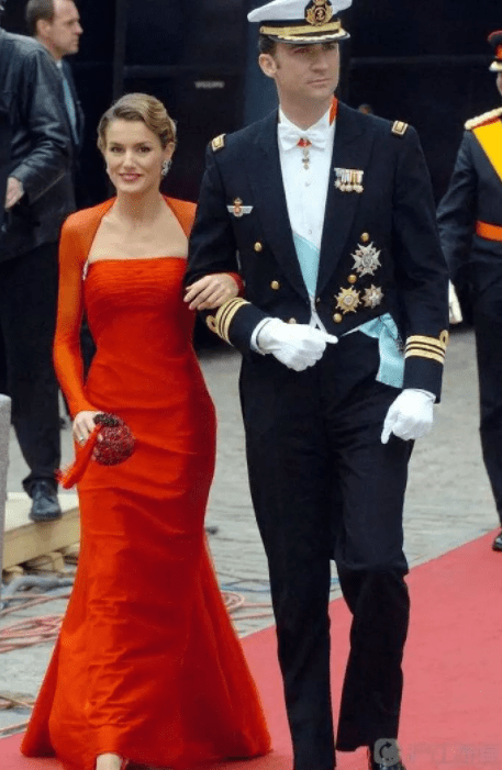 设计|西班牙王后穿挂脖波点连衣裙，微露香肩真惊艳好似梦露，迷倒国王