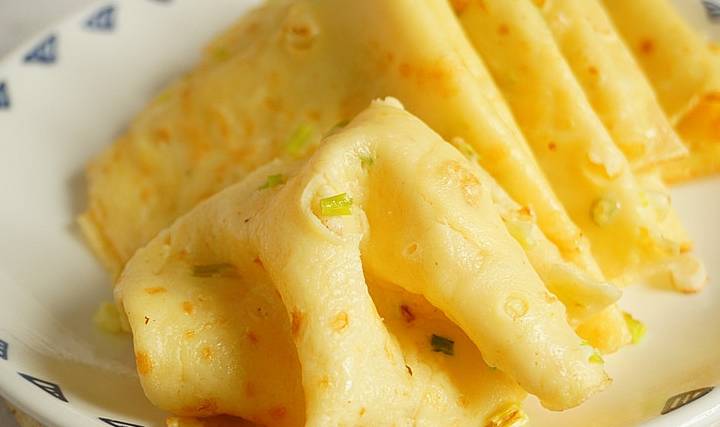 小勺|又薄又软的鸡蛋饼,面粉和水的比例很重要,营养早餐15分钟就上桌