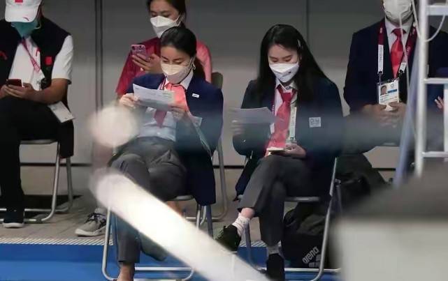 郭晶晶|郭晶晶竟变小迷妹！与双金得主合影却美成主角，留齐肩短发嫩成学生