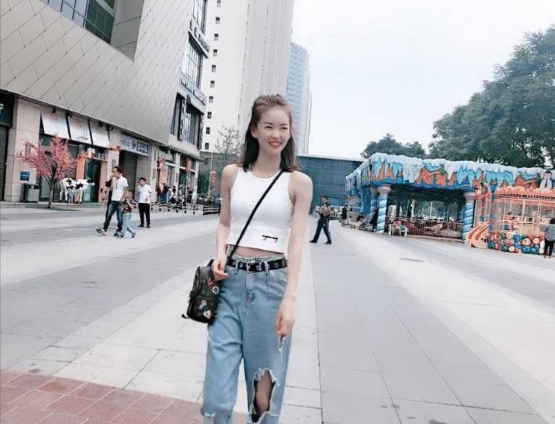 杨家玉|“田径女神”杨家玉私下很会穿,背心配破洞裤,身材比明星还优越