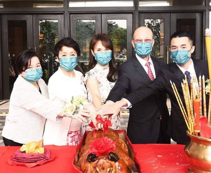 颜色|梁安琪现身度假村剪彩，穿碎花裙不敢踩高跟鞋，老了就该有老样！