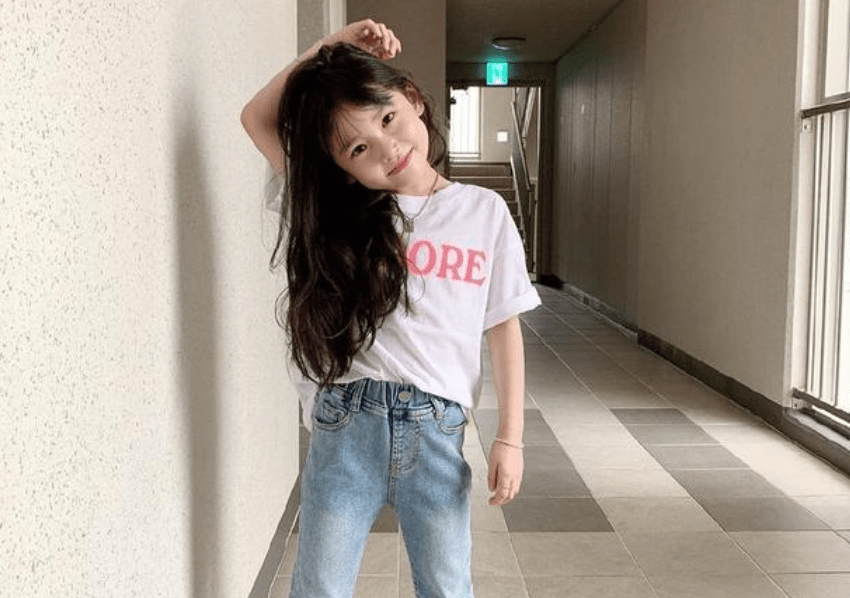 状况|尚且幼稚的女宝，纷纷爱上“奶辣风”装扮？背后是家长在推波助澜