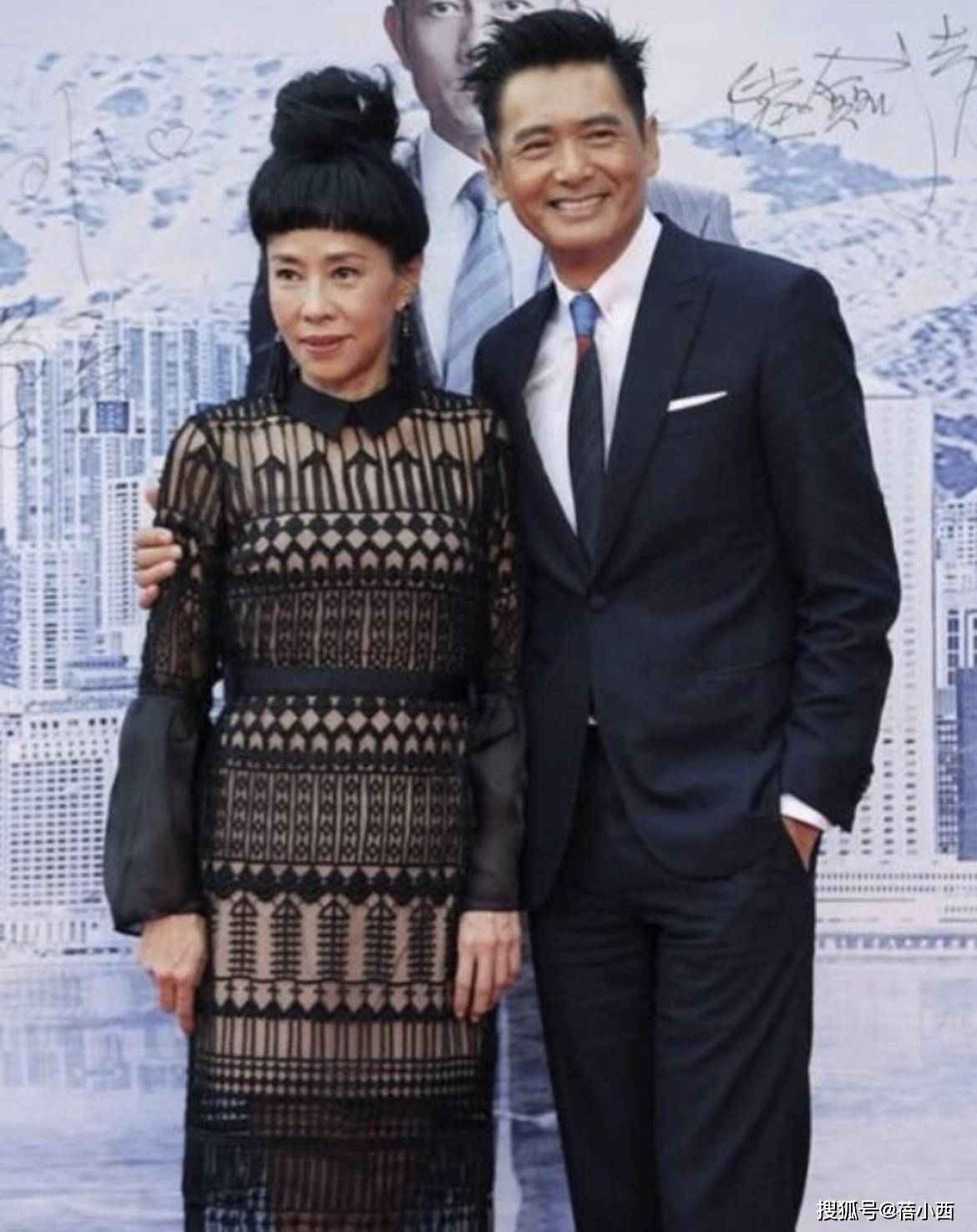 方面|周润发老婆陈荟莲终于不梳“道姑头”了，穿酒红色连衣裙气质优雅