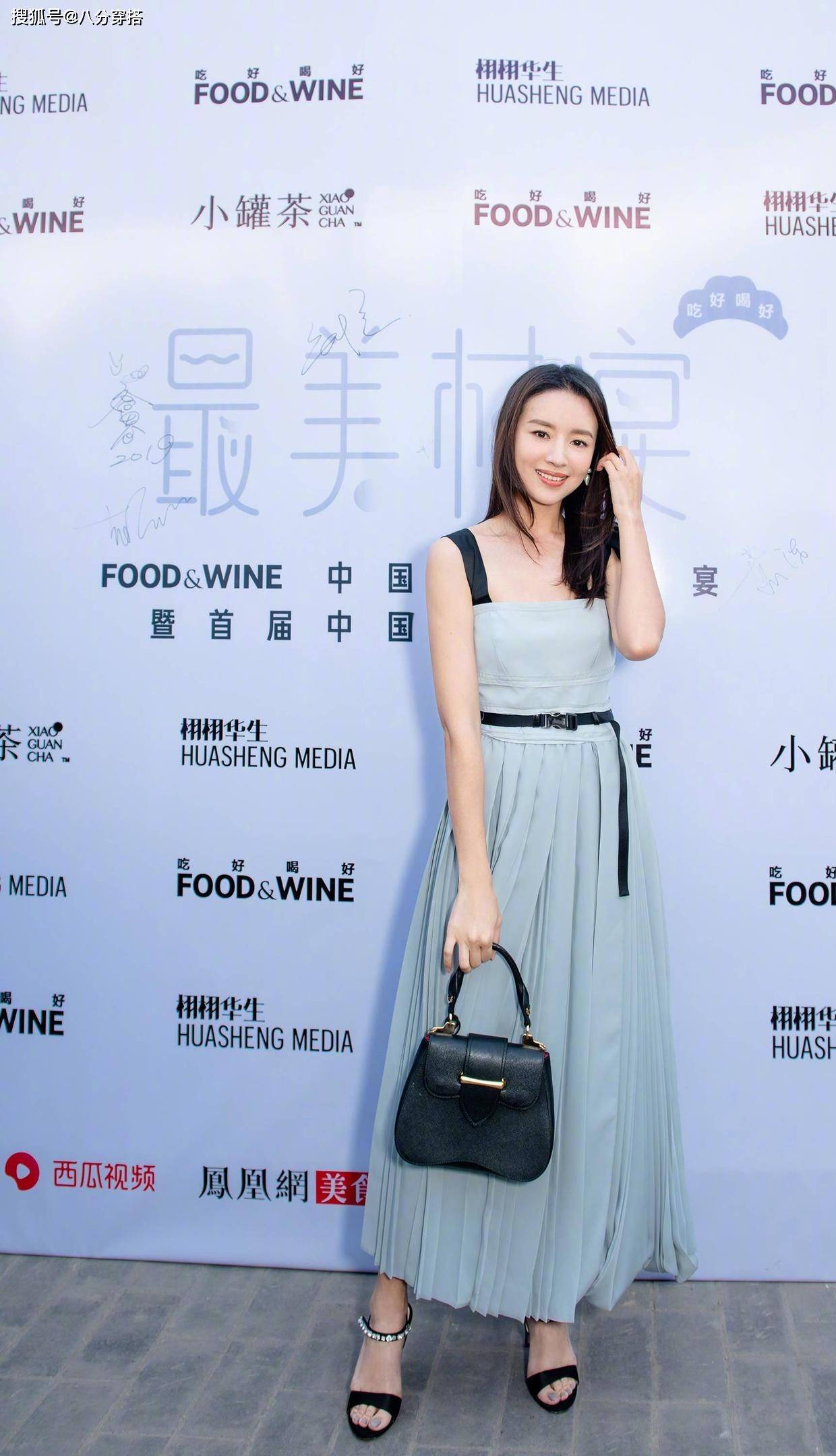 真有|董洁打扮真有“女团味”，红色抹胸搭配长裤性感妩媚，减龄有活力