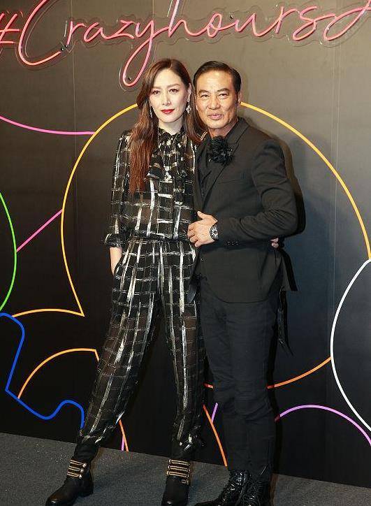 带着|任达华的妻子不愧是模特,不仅身高有优势,衣品也带着奢侈感