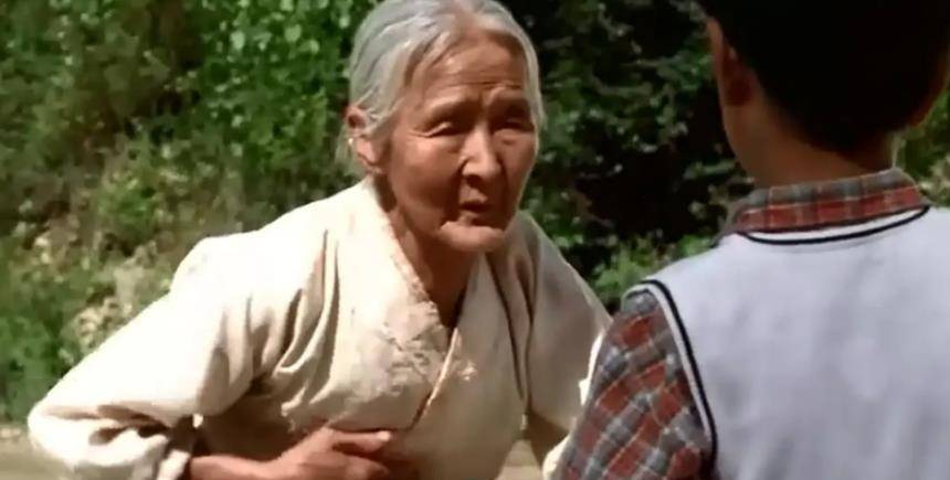 人间|《外婆的家》:贫穷的山村社会,富裕的人间情感