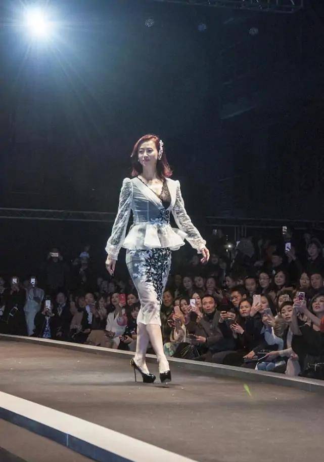 线条美|翁虹不愧是“阿姨辈”的翘楚，年龄越大越显女人味，身材真丰腴