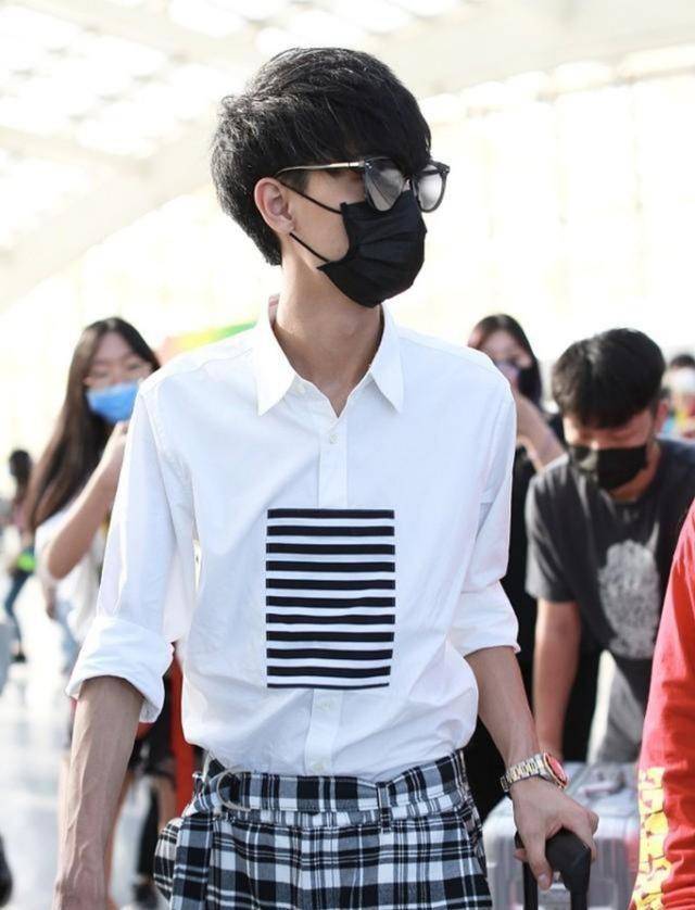 身材|秦霄贤衣品不错,白衬衫配格子裤休闲时尚,就是身材太瘦撑不起来