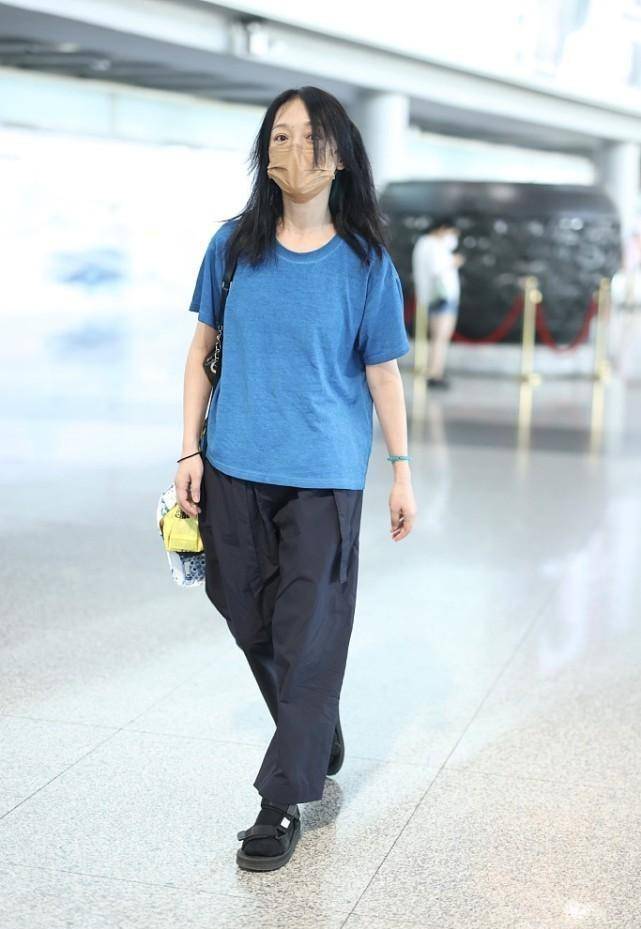 颜色|演技派底气就是足，周迅不仅穿的衣服很简单，头发都是乱糟糟的