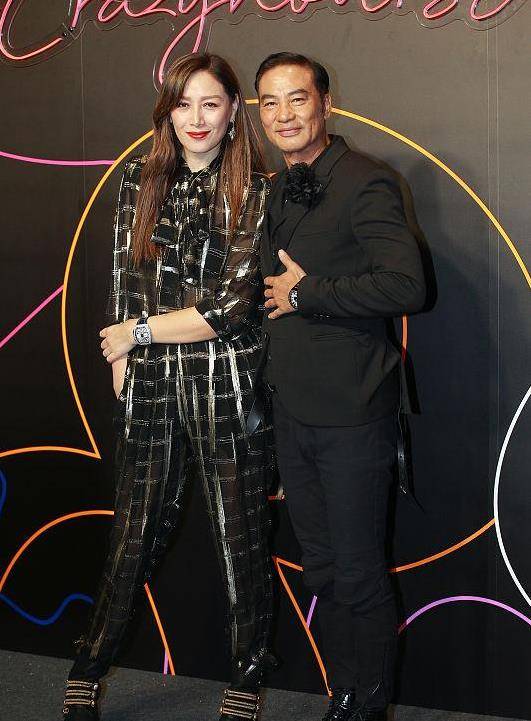 带着|任达华的妻子不愧是模特,不仅身高有优势,衣品也带着奢侈感