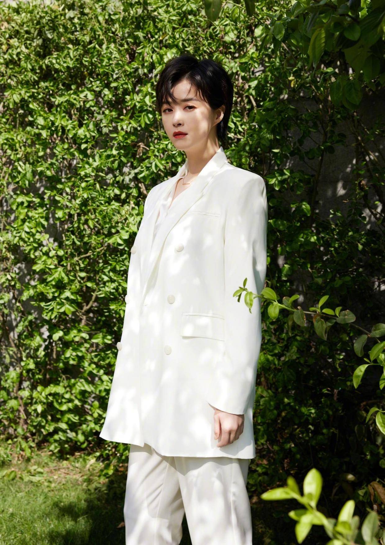 一身|蒋欣终于穿对了，一身白色西服套装知性干练，气场全开真惹眼