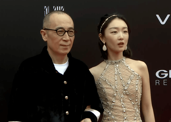 影后|影展红毯争艳：周冬雨裸色裙露背，童谣白衬衫朴素，姚晨深V真空