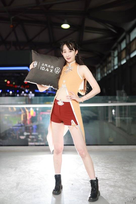 都齐聚|2021ChinaJoy现场Showgirl：快来，大量的深V白衣女神，不解释！