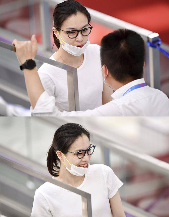 显得|奥运冠军吴敏霞原来这么嫩，简单白T都能穿出小女孩气质，太年轻