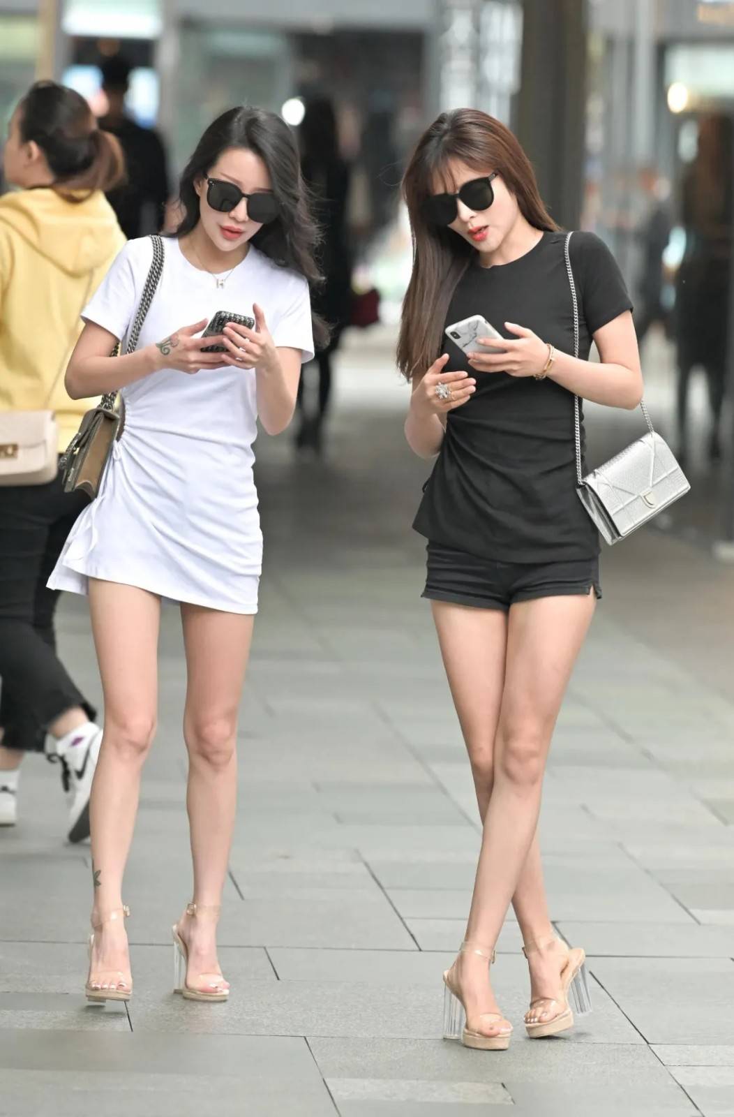 高跟鞋|白色T恤款连衣裙，搭配时尚高跟鞋，清爽自在又显气质