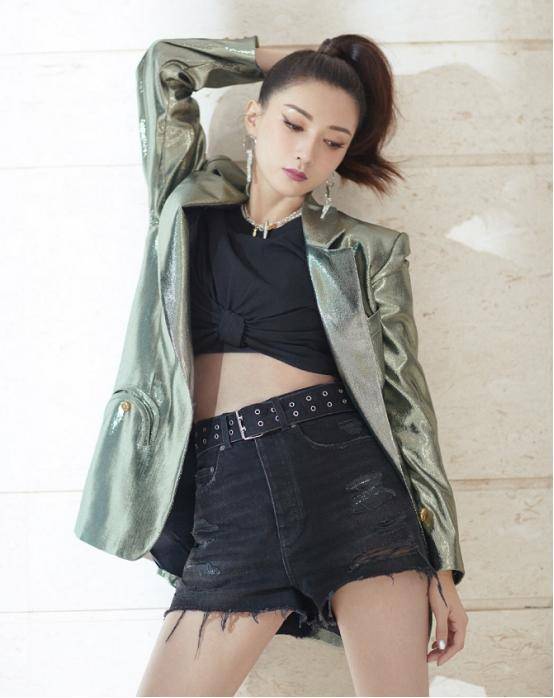 马尾|江疏影气质真好，扎高马尾看着有少女感，金属色上衣引人注意