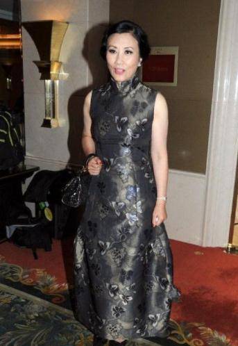 颜色|汪明荃穿荧光绿西装亮相，奶奶辈年纪仍状态满分，不愧是TVB一姐