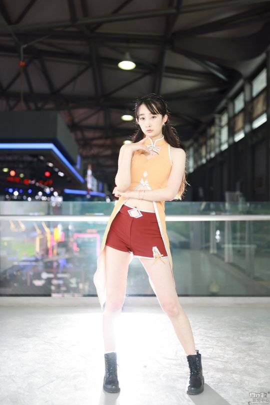 都齐聚|2021ChinaJoy现场Showgirl：快来，大量的深V白衣女神，不解释！