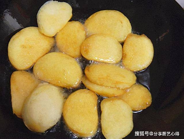 下锅|炸馒头片，别裹鸡蛋液了，教你1招技巧，馒头片外酥里嫩，不吸油