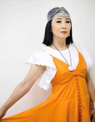 颜色|汪明荃穿荧光绿西装亮相，奶奶辈年纪仍状态满分，不愧是TVB一姐