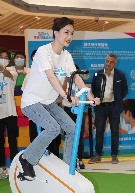 显得|奥运冠军吴敏霞原来这么嫩,简单白T都能穿出小女孩气质,太年轻