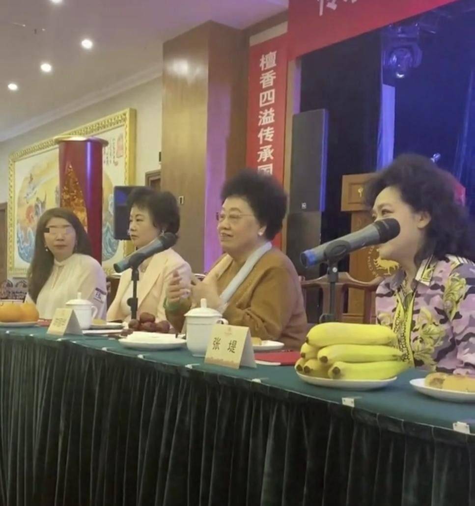 陈丽华|迟重瑞陪老婆绘画被拍，陈丽华老态龙钟，但戴翡翠手镯气质高贵！