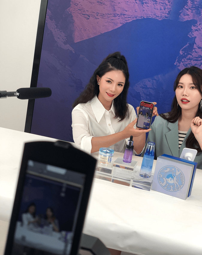 何姿|何姿的颜值完全不输给女明星，虽然已经当妈了，但仍然很有高级感